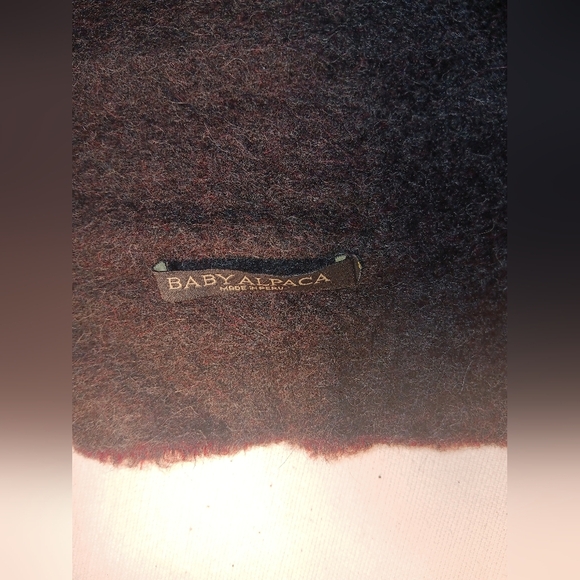 Elegant Gray and Red Scarf - Picture 3 of 7